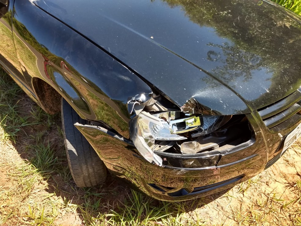 Carro ficou com a frente danificada no local do choque com a bicicleta: a motorista não se feriu — Foto: Polícia Civil/Divulgação