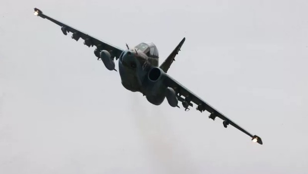 Um jato Su-25 como este foi abatido no céu sobre a Ucrânia (Foto: GETTY IMAGES via BBC)