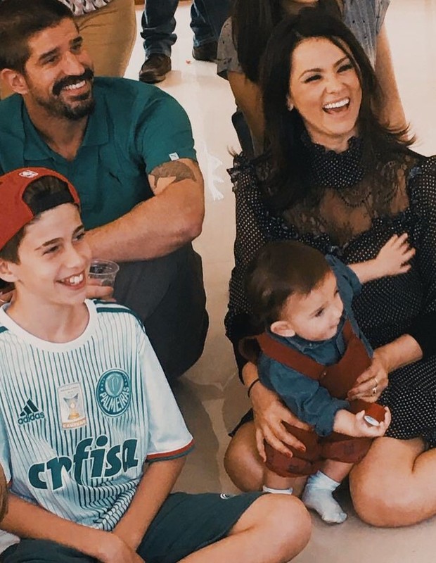 Suzana Alves com o marido, Flávio Saretta, o enteado, Felipe, e o filho, Benjamin, (Foto: Reprodução/Instagram)