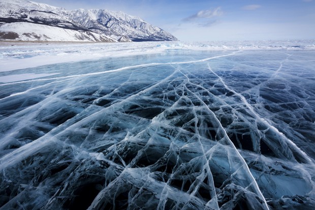 View of beautiful drawings on ice from cracks and bubbles of deep gas on surface of Baikal lake in winter, Russia (Foto: Getty Images/iStockphoto)