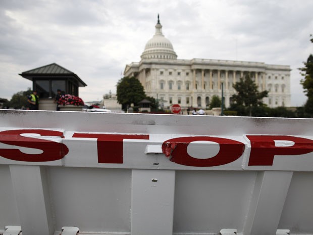 Uma barreira de trânsito com a palavra “pare” no lado Senado, no Capitólio dos EUA, em Washington, nesta terça-feira (1º) (Foto: Jonathan Ernst/Reuters)