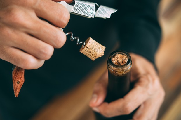 What to do if your wine cork breaks or crumbles. Damaged wine corks can be removed. (Foto: Getty Images)