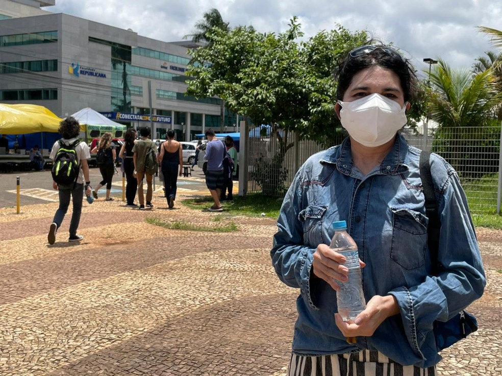 Moradora do Cruzeiro, professora da rede pública do DF Lígia Medeiros, de 53 anos, se aposenta este ano e decidiu fazer Enem para iniciar nova carreira — Foto: Walder Galvão/g1