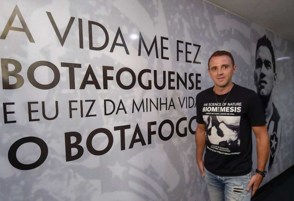 Montillo também foi recebido com pompa no Botafogo (Foto: Divulgação)
