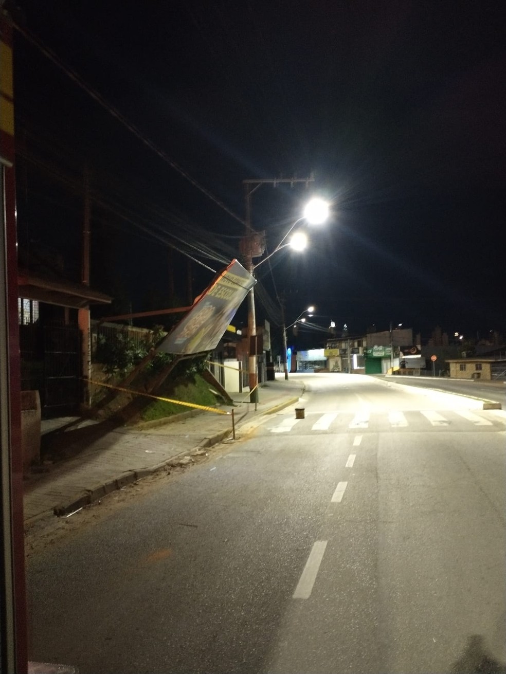 Local em que placa cedeu na Avenida Santa Catarina na noite de terça foi isola — Foto: Defesa Civil de Camboriú/Divulgação