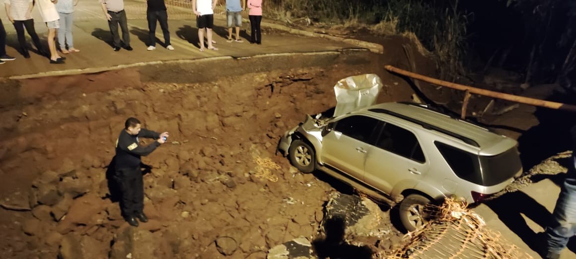 Carro cai em cratera aberta após as chuvas e duas pessoas ficam feridas em MS