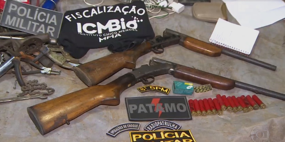Armas, munições e anotações em cadernos foram encontrados em acampamento. (Foto: Reprodução/ TV Globo)