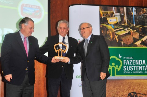 Luís Norberto Pascoal e Leopoldo Santana recebem o troféu de campeão das mãos de José Luiz Niemeyer dos Santos