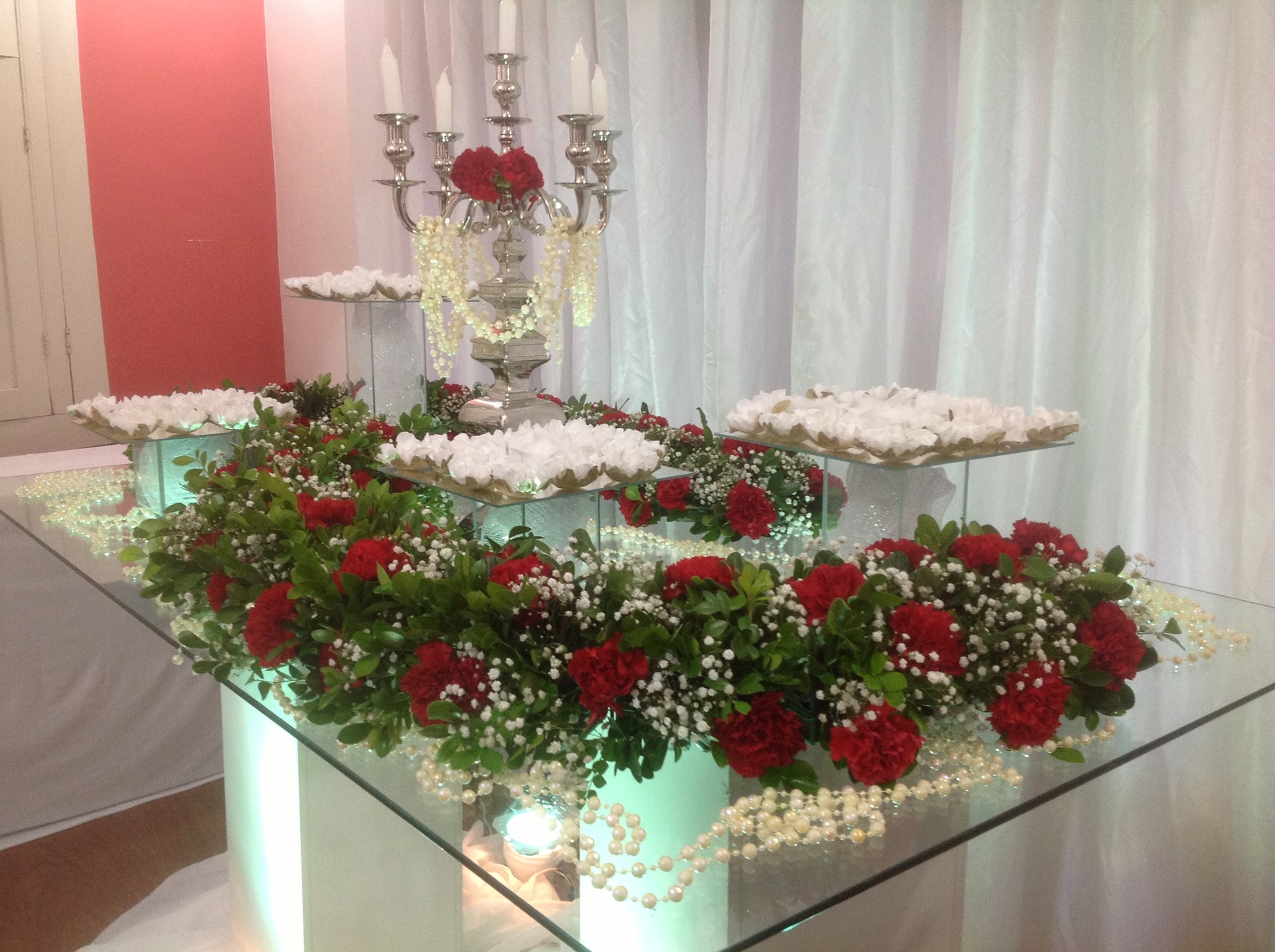 mesa decorada com flores (Foto: Léo Mendes e Tânia Santos)