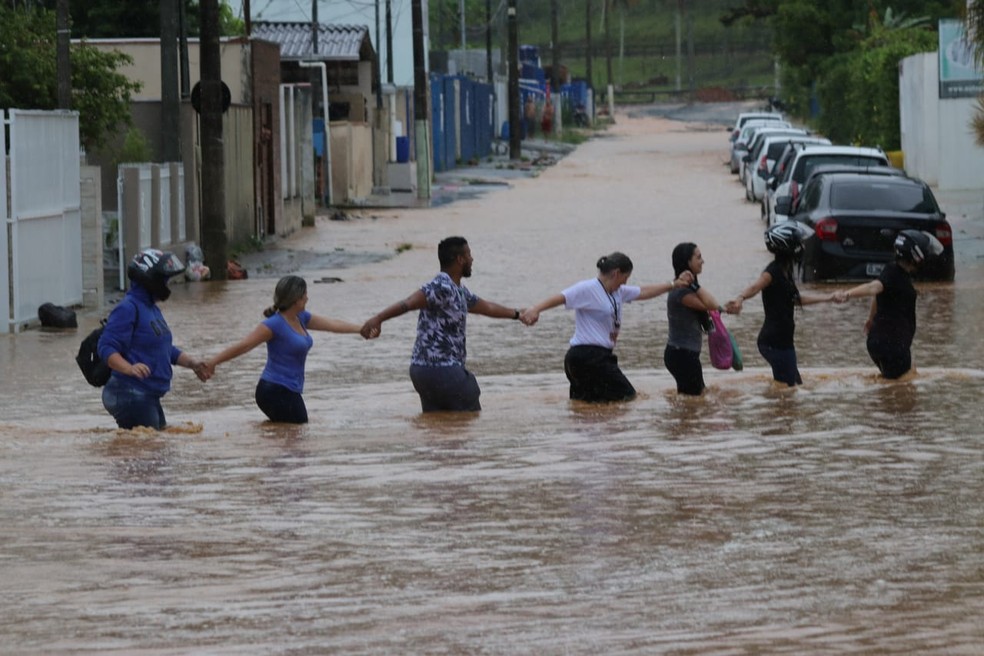 Chuva deixou pessoas ilhadas em Itajaí — Foto: Luiz Souza/ NSC TV