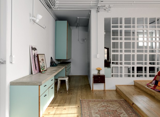 apartamento-decoracao-estudio-vitor-penha-estilo-industrial-concreto-aparente-qaurto-cobogo (Foto: Edu Castello/Editora Globo)