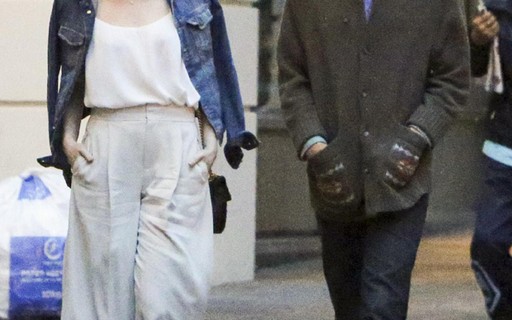 Flashback? Emma Stone e Andrew Garfield caminham sorridentes em Londres