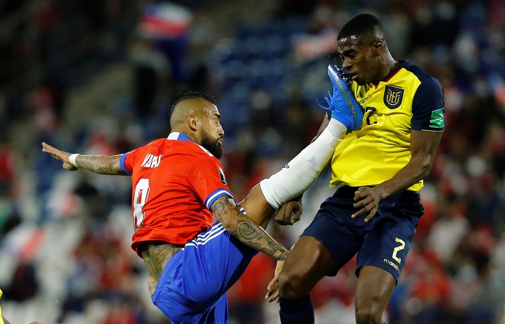 Vidal ergue demais o pé em disputa com Félix Torres e é expulso em Chile x Equador — Foto: Marcelo Hernández/EFE