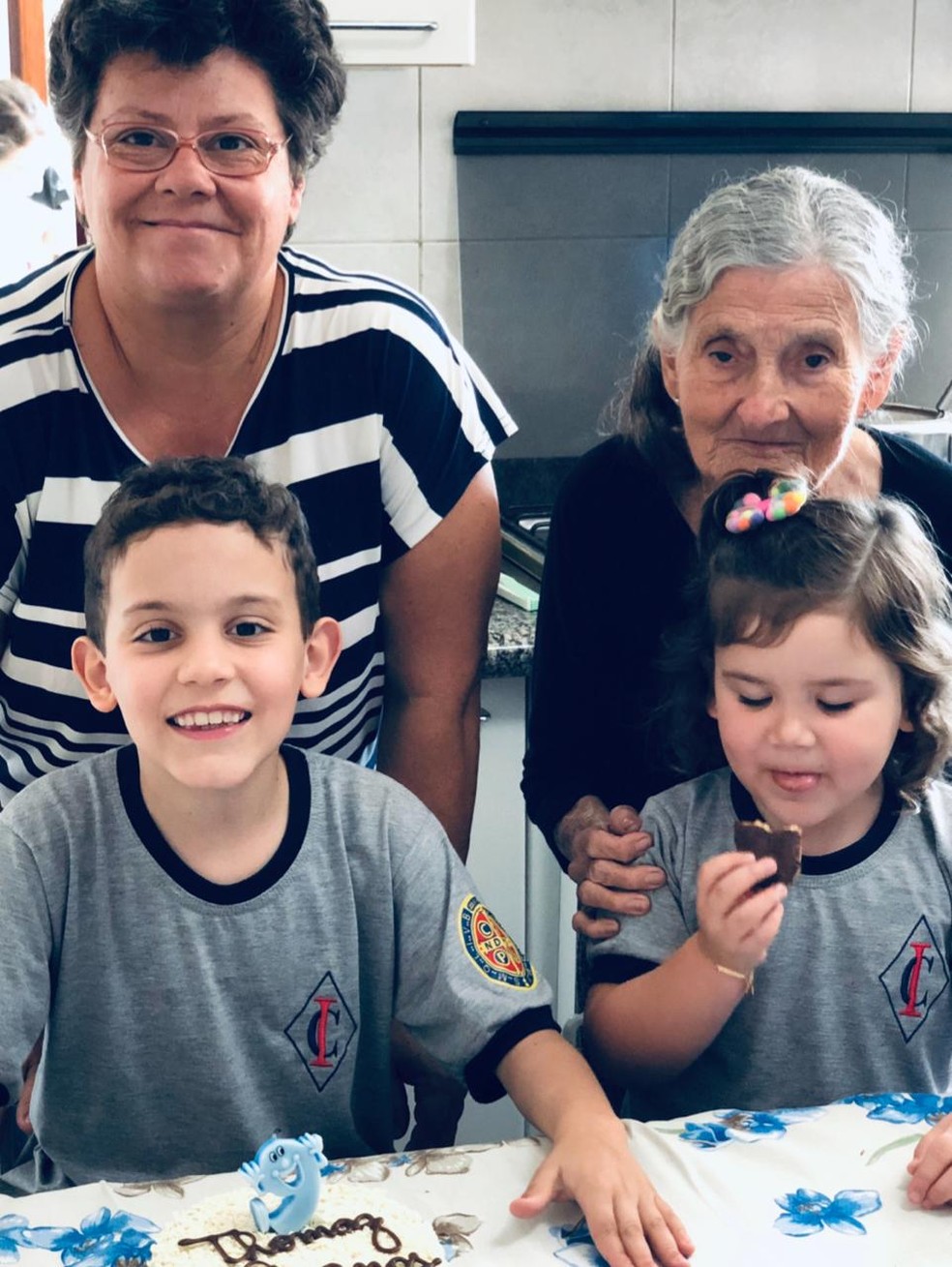 Thomaz e Bia, de 9 e 4 anos, estão mantendo distanciamento social da 'bisa' Neusa — Foto: Aline Goes/Arquivo Pessoal