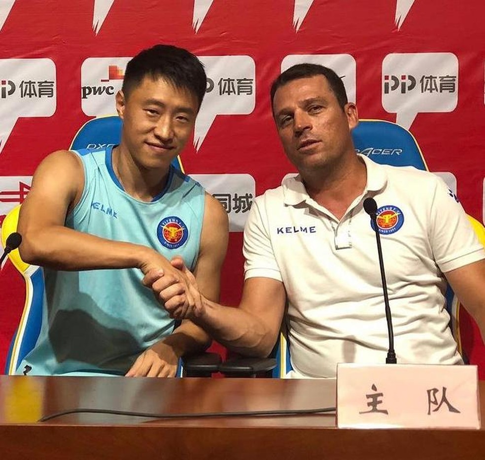 Maurício Copertino iniciou a carreira como treinador no  Zhejiang Yiteng, na China, em 2018 — Foto: Reprodução / Instagram