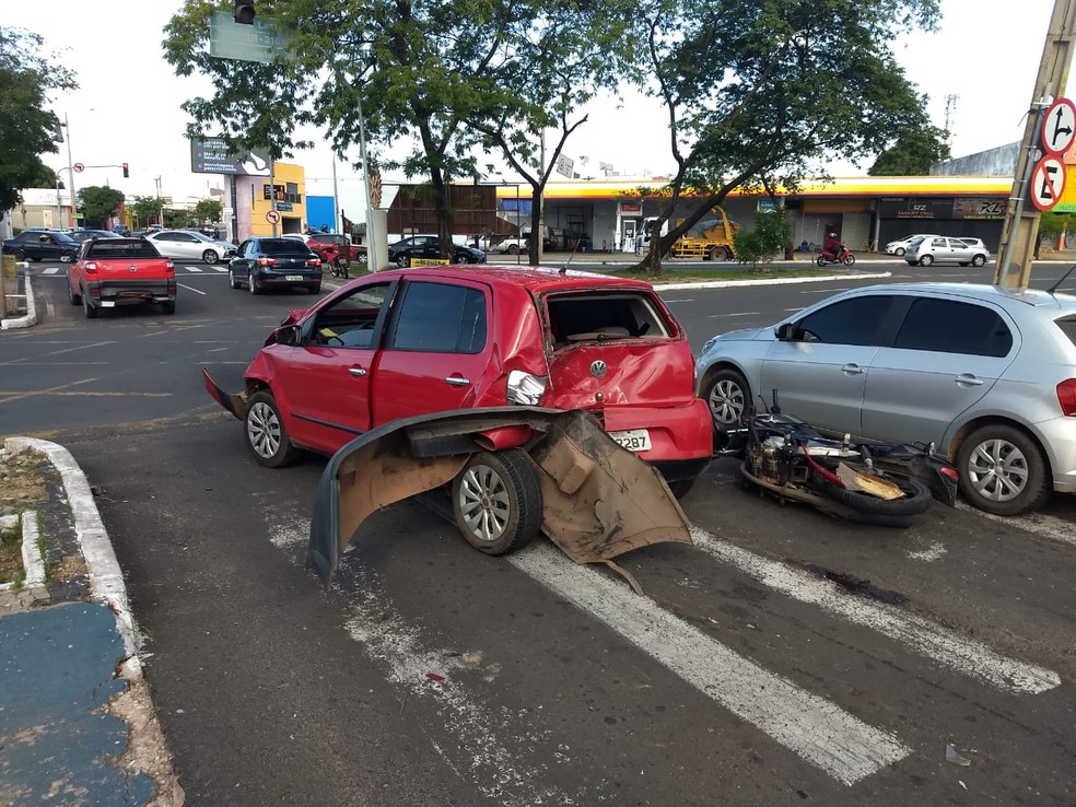 Carros envolvidos em colisão na região Centro-Sul de Teresina — Foto: Francisco Filho