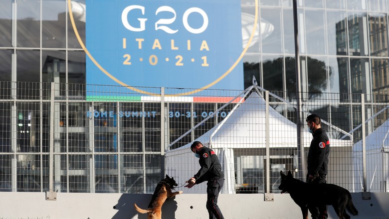 Policiais inspecionam área que abriga centro de convenções que receberá cúpula do G20 em Roma, na Itália (Foto: REUTERS/Yara Nardi)