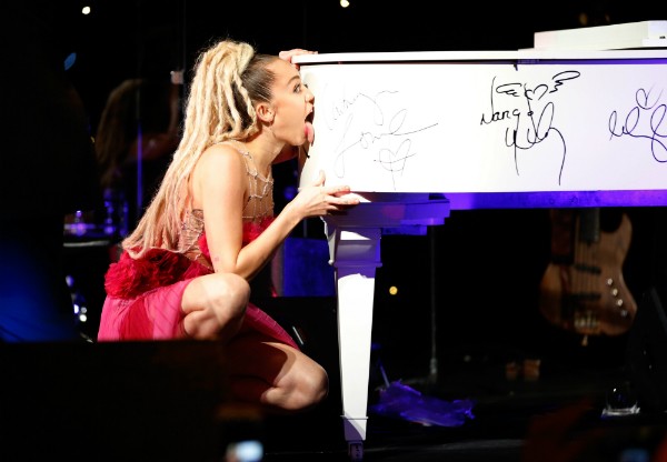 Miley Cyrus lambe piano vendido em leilão beneficente (Foto: Getty Images)