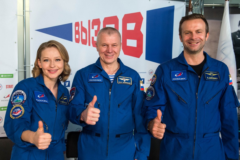 Primeiro filme no espaço: atriz Yulia Peresild, cosmonauta Oleg Novitsky e diretor Klim Shipenko falam sobre experiência de gravar em órbita — Foto: Andrey Shelepin/Gagarin Cosmonaut Training Center/AFP