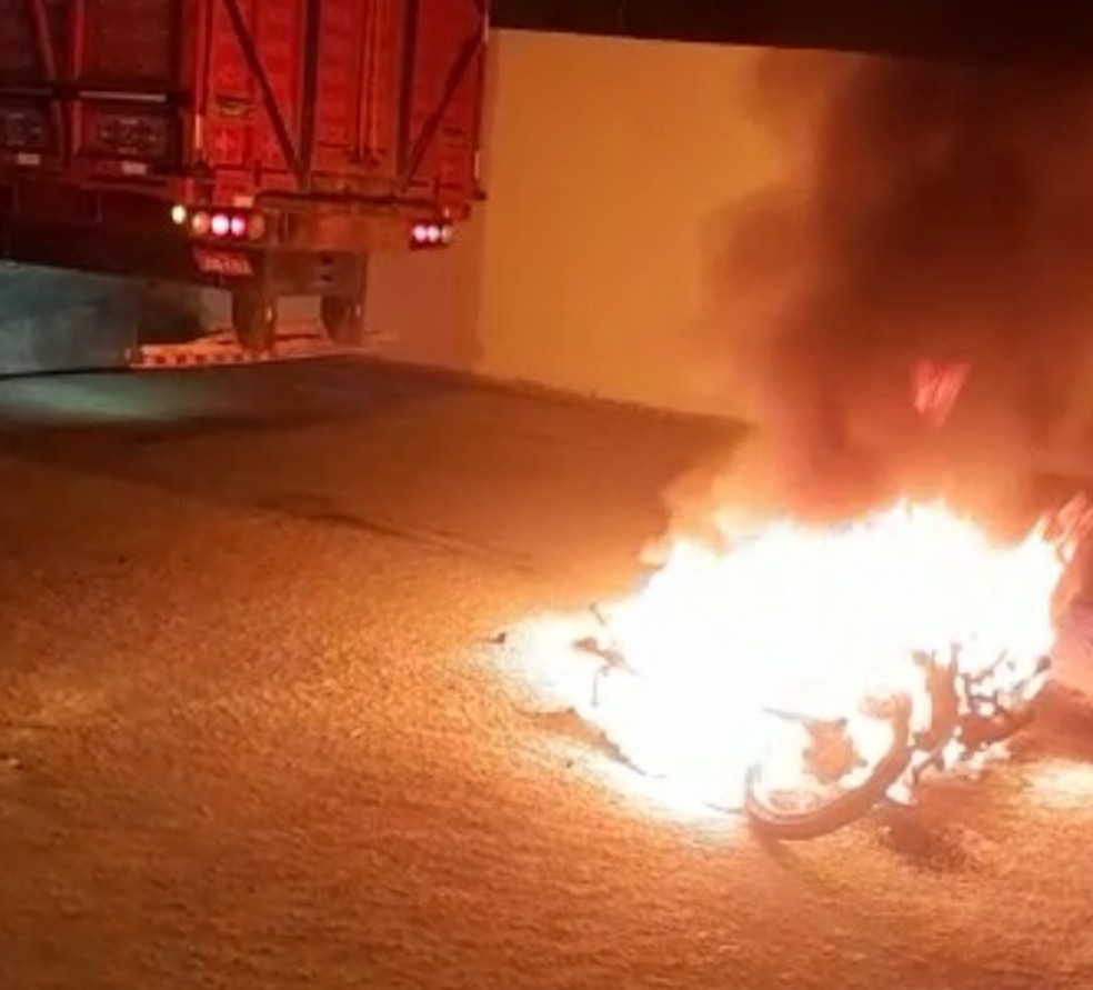 Motocicleta pega fogo embaixo de caminhão após acidente no extremo sul da Bahia — Foto: Reprodução/Redes Sociais
