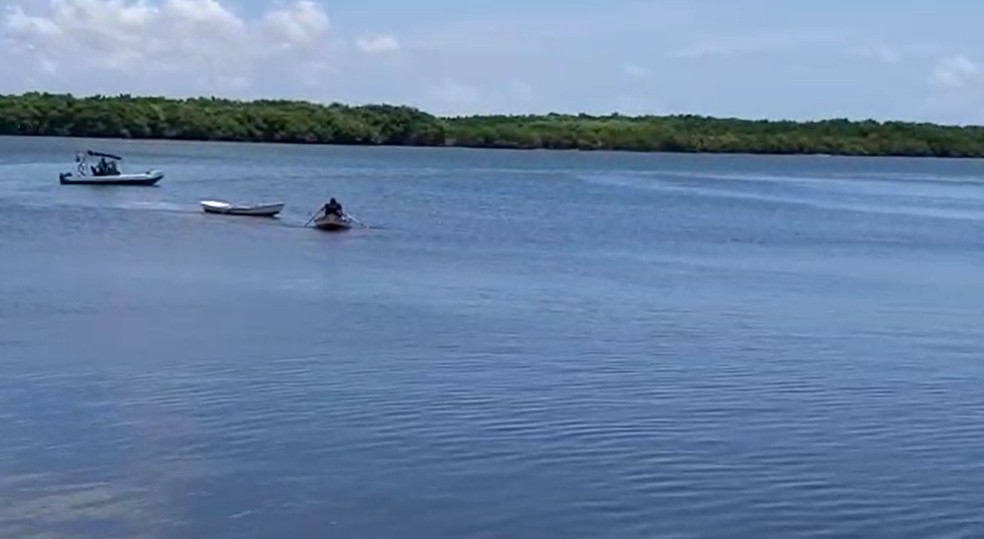 Perseguição policial aconteceu em canoas a remo, no Rio Potengi — Foto: Reprodução/Inter TV Cabugi