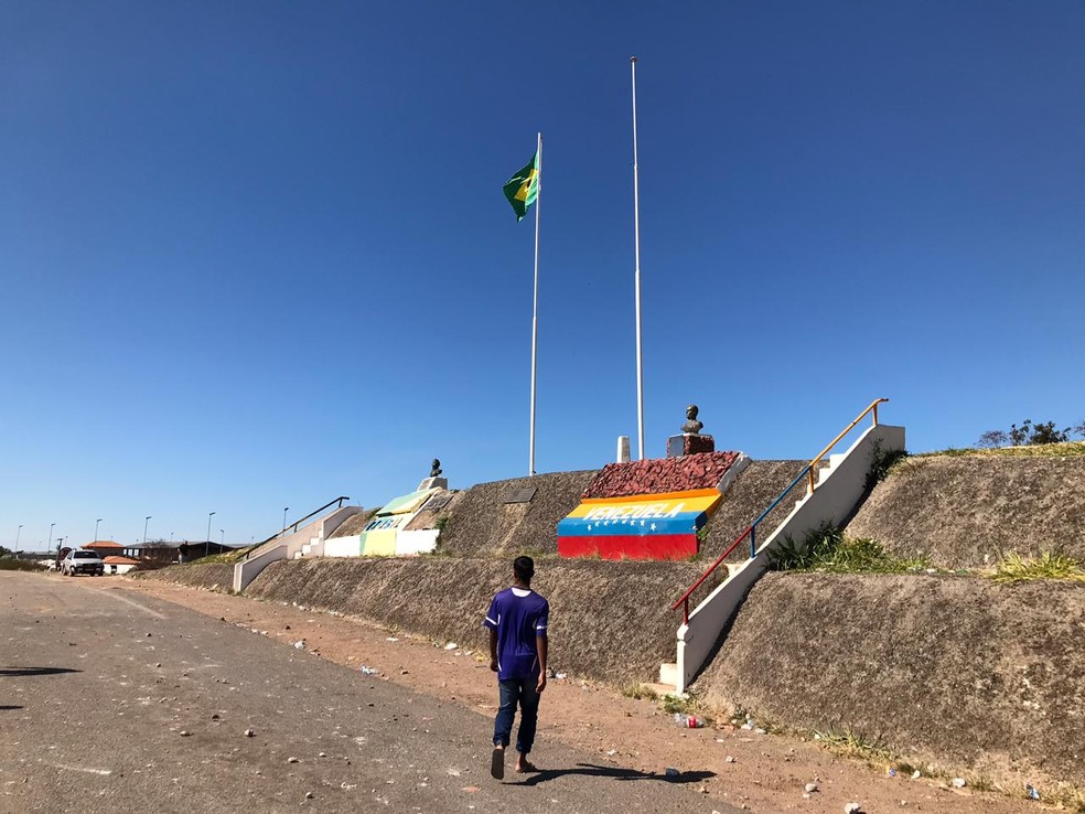 Retirada por manifestantes no sábado, bandeira da Venezuela não foi hasteada na manhã deste domingo. — Foto: Alan Chaves/G1 RR
