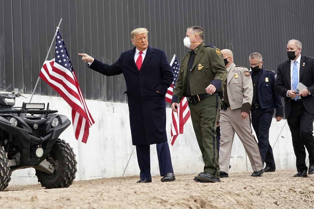 O presidente dos EUA, Donald Trump, visita muro na fronteira dos EUA com o México em 12 de janeiro de 2021, na cidade de Álamo, no Texas.  — Foto: Alex Brandon/AP