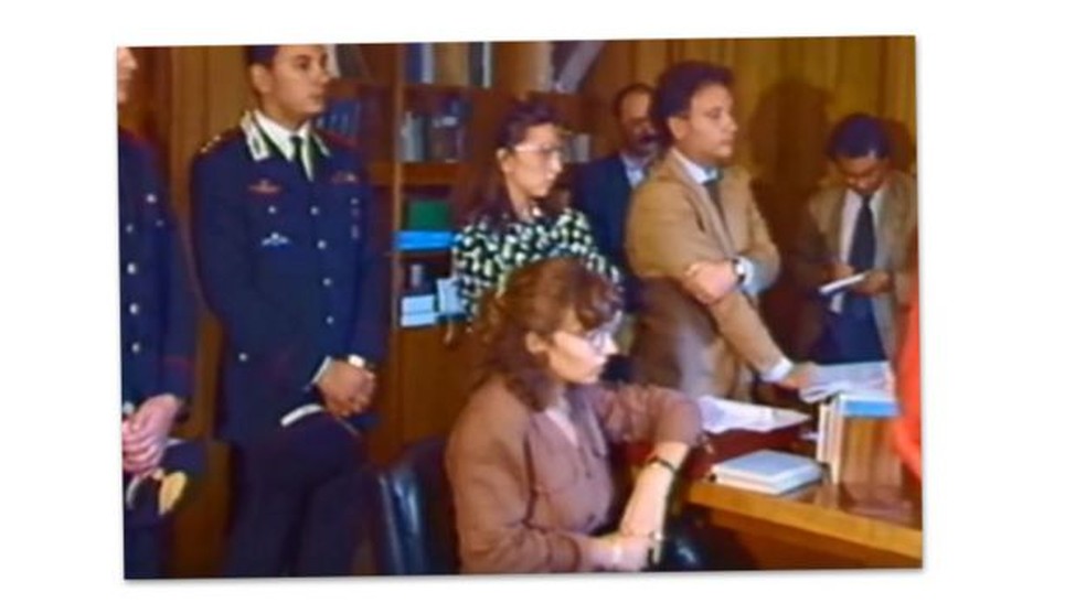 Morena Plazzi (ao fundo, com a blusa verde e branca) trabalhou como promotora na Sicília por seis anos, no início dos anos 90 — Foto: Morena Plazzi via BBC