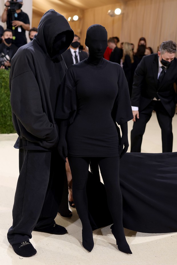 NEW YORK, NEW YORK - SEPTEMBER 13: Kim Kardashian West and Demna Gvasalia attend The 2021 Met Gala Celebrating In America: A Lexicon Of Fashion at Metropolitan Museum of Art on September 13, 2021 in New York City. (Photo by John Shearer/WireImage) (Foto: WireImage)