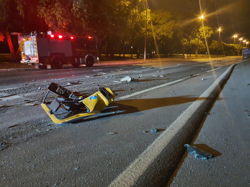 Partes do caminhão espalhadas na Epia Norte após acidente, na madrugada desta quarta-feira (29) — Foto: CBMDF/Divulgação