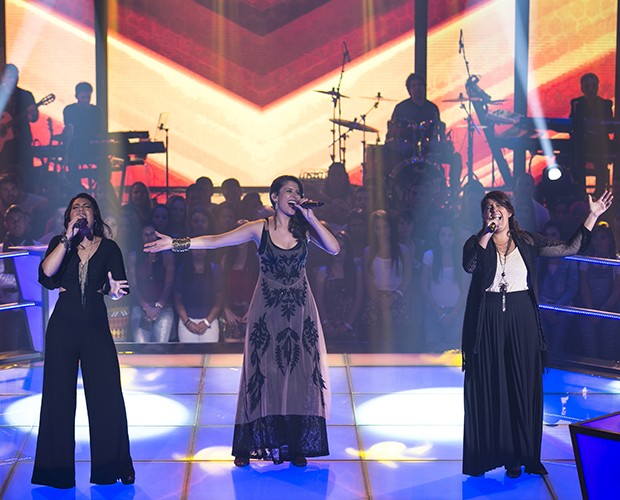 Carla Casarim, Lívia Itaborahy e Nanda Garcia sobem ao palco cantando Ponteio, sucesso de Edu Lobo  (Foto: Isabella Pinheiro/Gshow)
