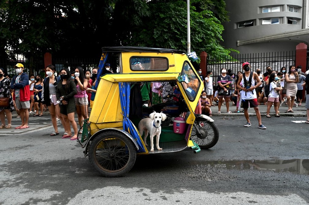 Residentes evacuam seus apartamentos após sentiram tremores causados pelo terremoto, em Manila — Foto: JAM STA ROSA / AFP