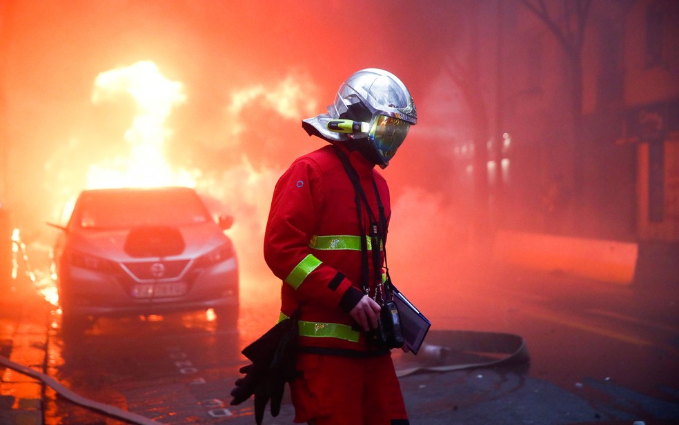 Bombeiros foram acionados após carros serem incendiados nas ruas de Paris, neste sábado (5) — Foto: Gonzalo Fuentes/Reuters