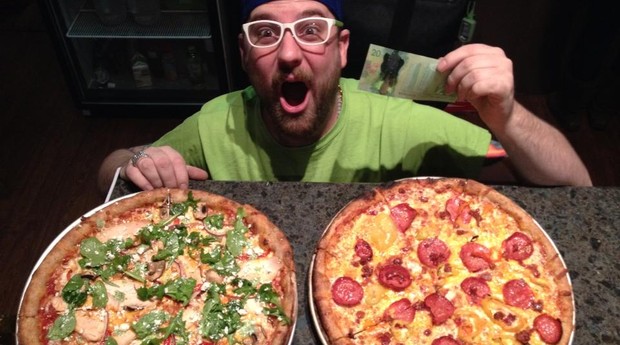 Mark Klokeid e as pizzas da Mega ILL: uma delas agora vem com óleo de maconha (Foto: Arquivo Pessoal)