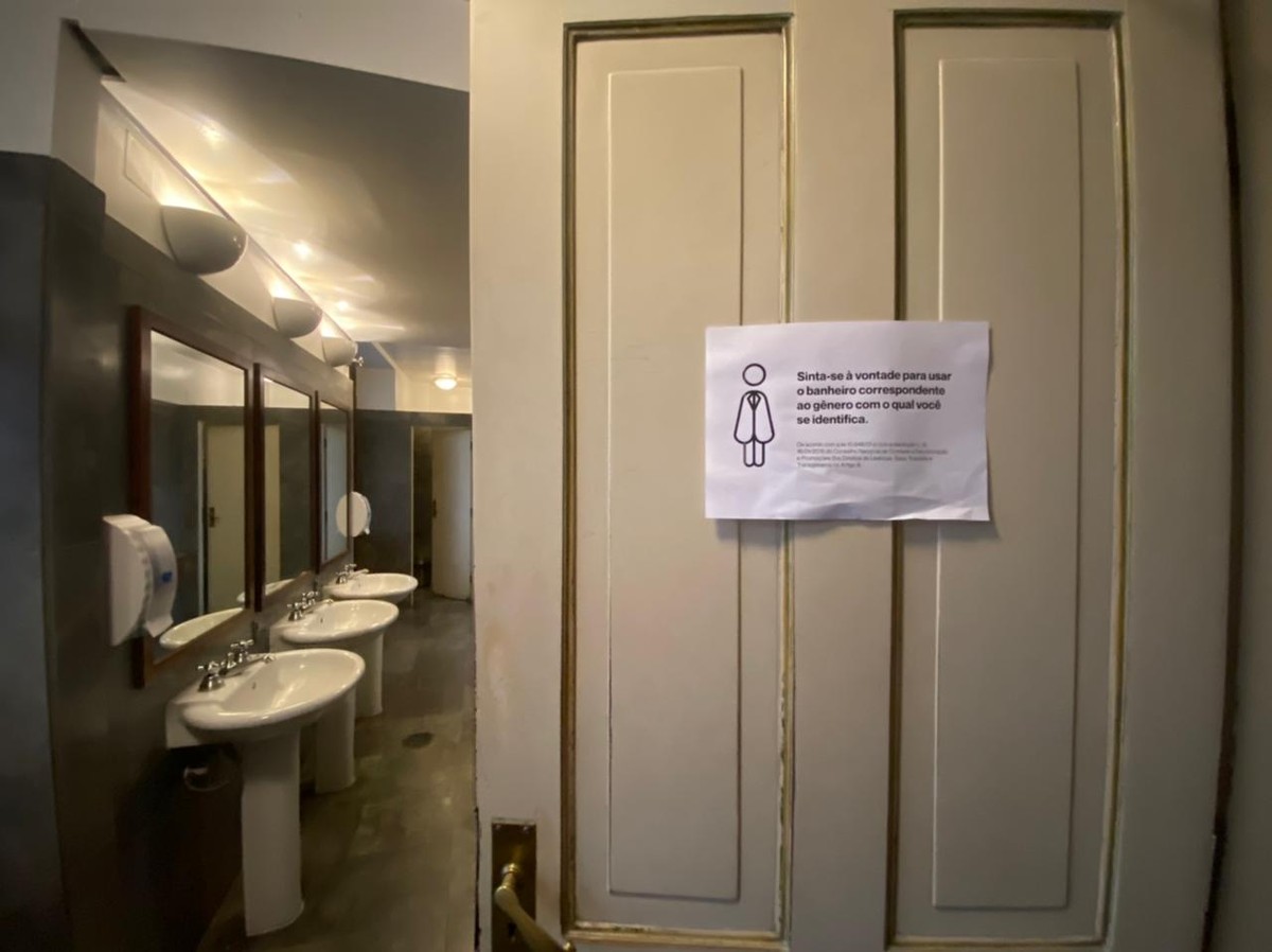 Theatro Municipal de SP orienta o uso de banheiro correspondente ao gênero com o qual a pessoa se identifica |  São Paulo