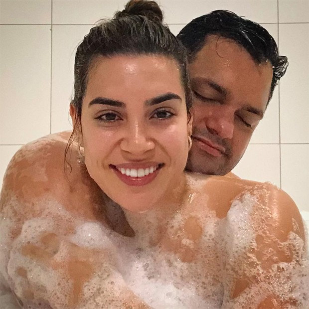 Naiara Azevedo posta clique de banho com o marido: "Saudades suas