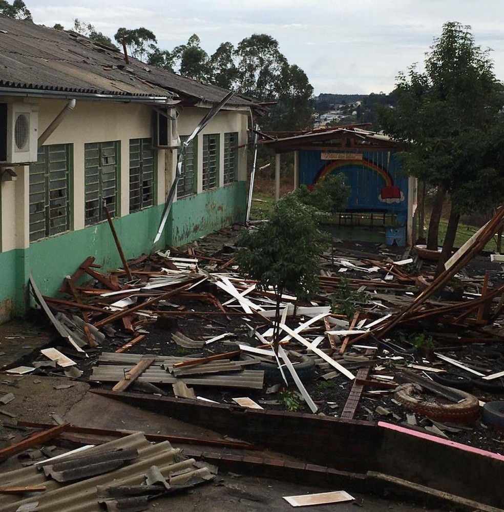Dezenas de escolas foram afetadas pelo ciclone bomba em SC — Foto: SED-SC/Divulgação
