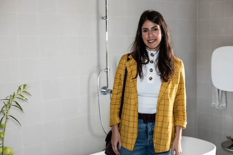Daniela Figueiredo confere o banheiro, que leva revestimentos da Portobello nas paredes e no chão