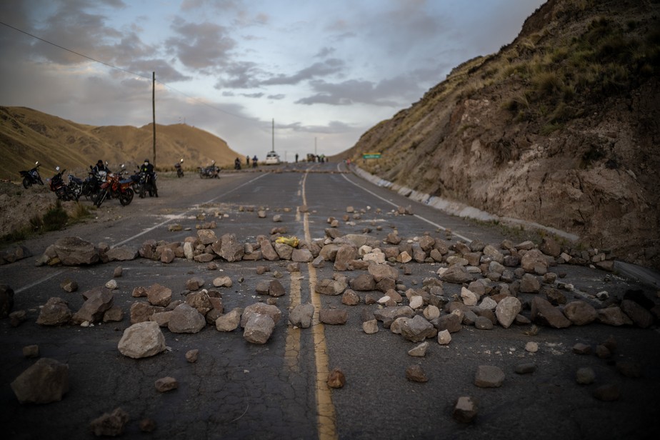 Manifestantes usam pedras para bloquear a estrada principal entre Arequipa e Juliaca