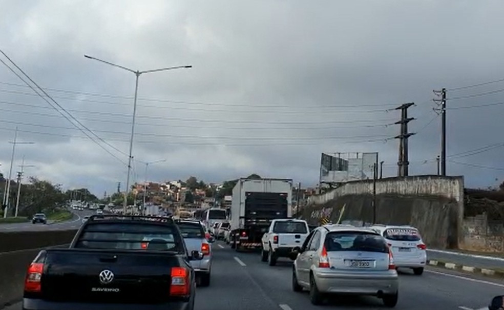 Trânsito ficou travado na saída de Salvador  — Foto: Julio Cesar Almeida/TV Bahia