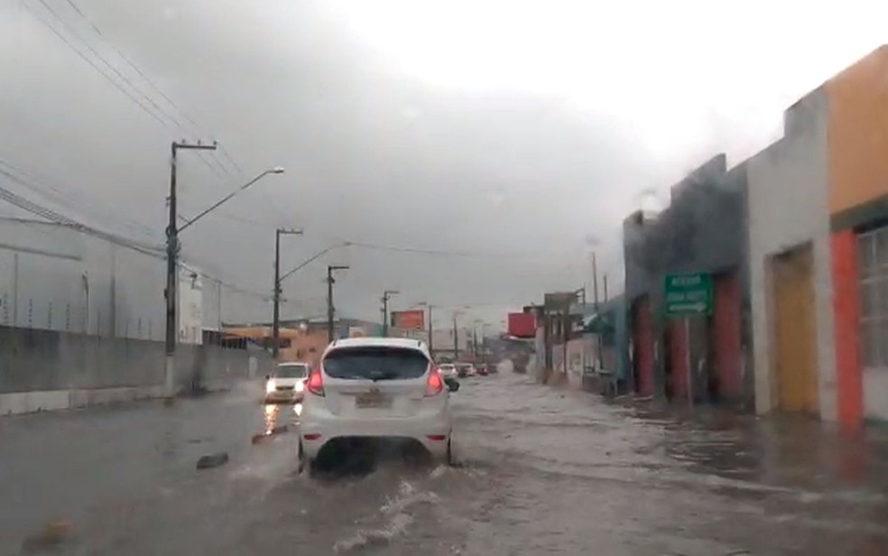 Avenida Desembargador Maynard, em Aracaju, nesta quinta-feira — Foto: Jéssica França/G1