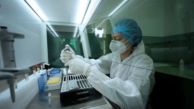 Vários grupos de pesquisa estão tentando entender como a variante ômicron afeta a efetividade das vacinas (Foto: Getty Images via BBC News)