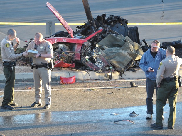Porsche destruído em acidente neste sábado em Valencia, na cidade de Santa Clarita, Califórnia. (Foto: AP Photo/The Santa Clarita Valley Signal, Dan Watson)