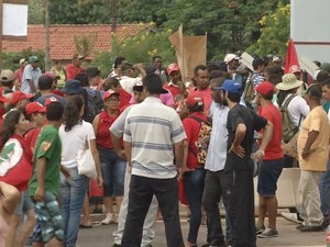 Cerca de 200 pessoas participam do ato, segundo a concessionária  (Foto: Bob Rodrigues/ TV TEM)