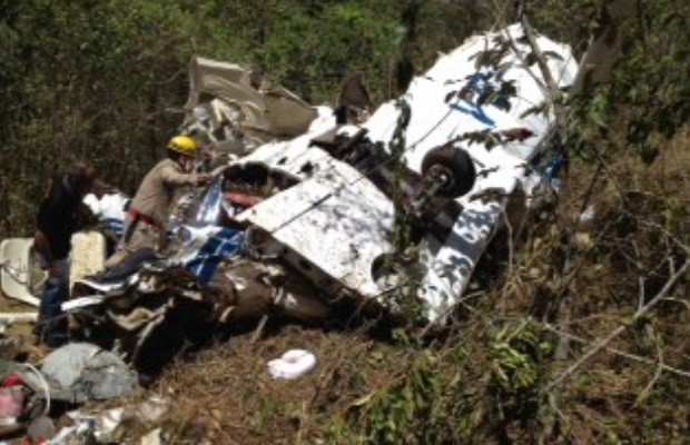 Avião cai em Caldas Novas, Goiás (Foto: Reprodução/ TV Anhanguera)