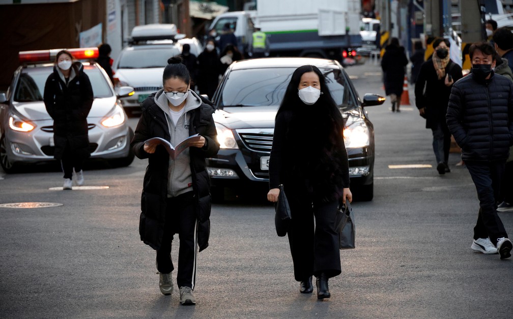 Pedestres andam pela rua de Seul, na Coreia do Sul, em 3 de dezembro de 2020 — Foto: Kim Hong-Ji/Reuters