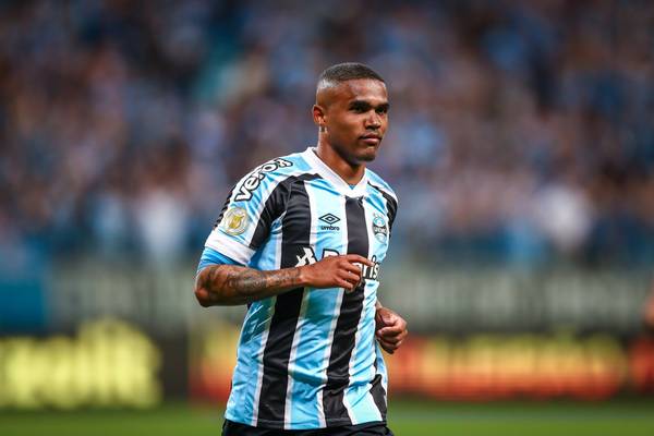 Grêmio reencontra Douglas Costa em meio a lembranças de rebaixamento e Z-4.