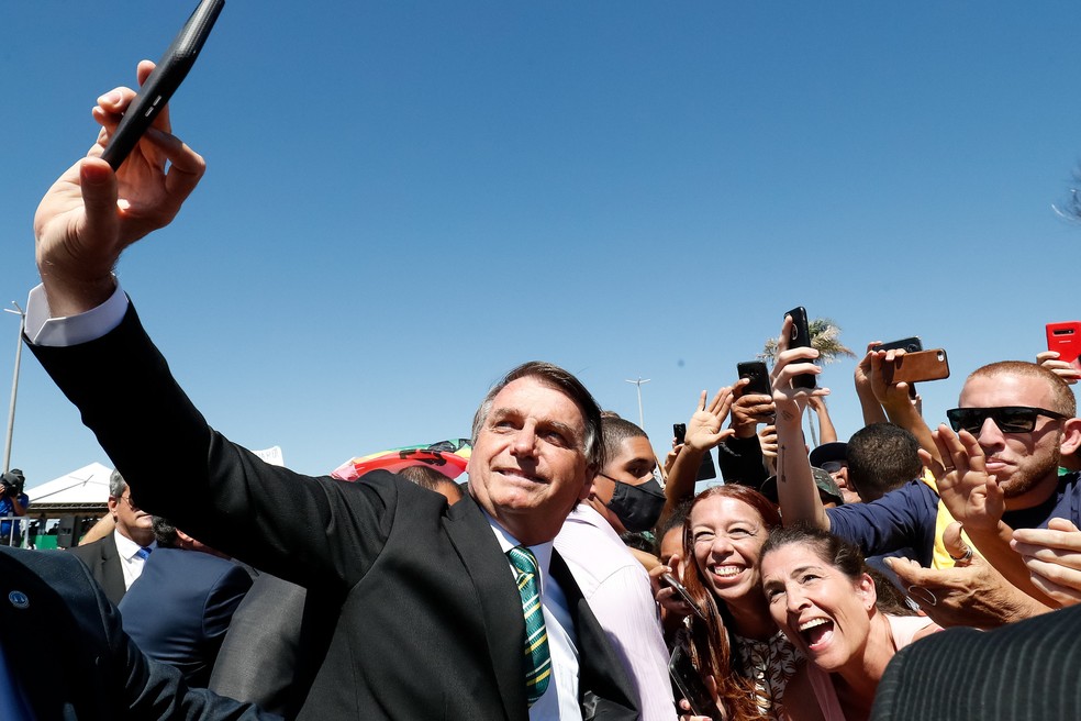 O presidente Jair Bolsonaro interage com admiradores durante cerimônia no Palácio da Alvorada, em Brasília, neste feriado de 7 de setembro — Foto: Alan Santos/PR