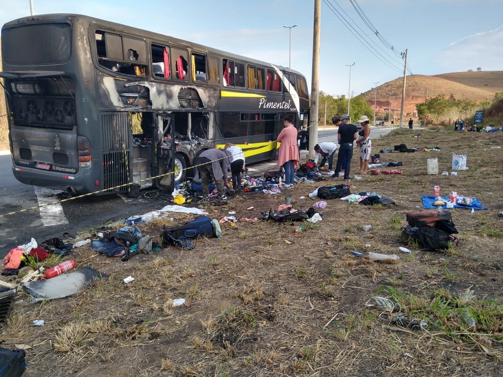 Ã?nibus pegou fogo durante viagem de Minas Ã  Bahia â?? Foto: Danilo Moreira/InterTV dos Vales