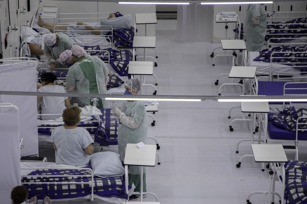 Movimentação de pacientes e médicos no Hospital de Campanha da Universidade Federal do ABC, em Santo André, região metropolitana de São Paulo, na manhã de quarta-feira (09) — Foto: Bruno Rocha/Estadão Conteúdo